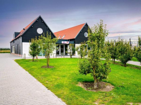 Welcoming chalet in Oostkapelle with garden
